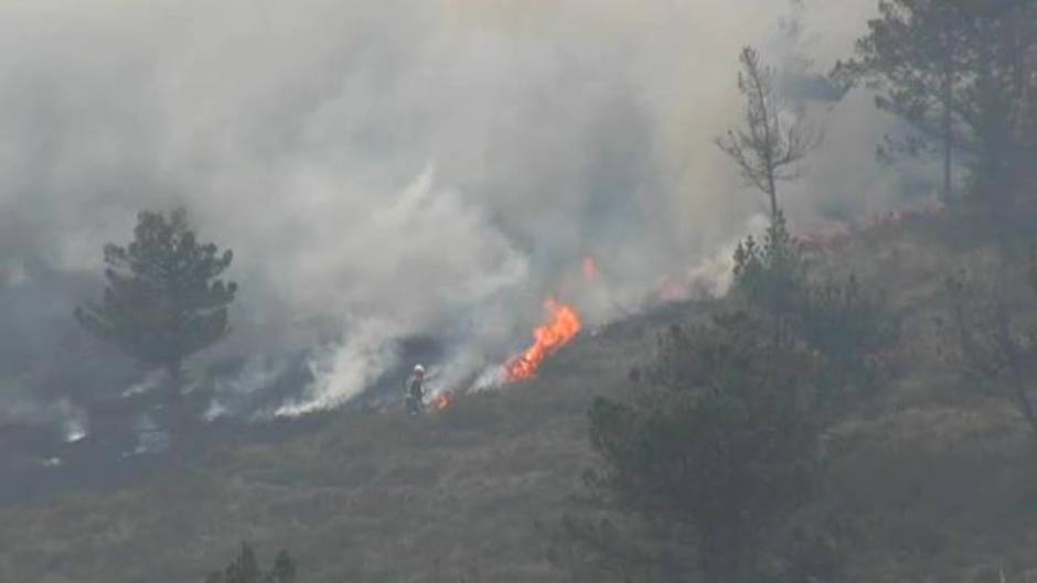 El viento aviva los incendios en Cantabria