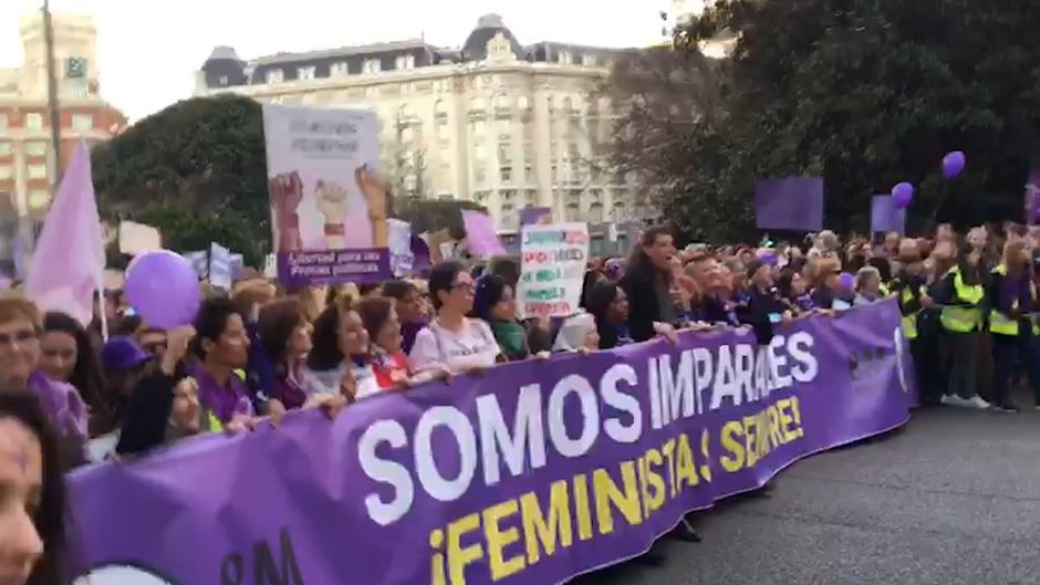 Cánticos contra los desahucios en la cabecera de la manifestación del 8-M
