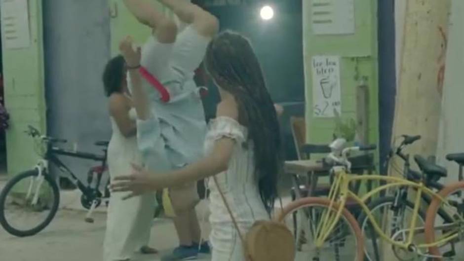 Melendi estrena el colorista videoclip de 'Lo que nos merecemos'