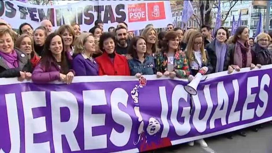 Nutrida presencia de ministras acompañadas de Begoña Gómez en la manifestación del 8M de Madrid