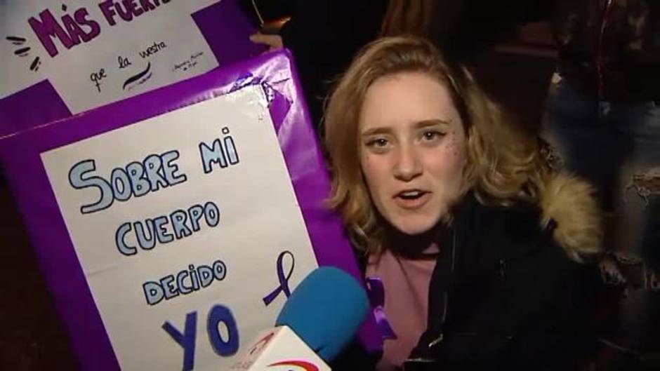 Multitudinaria manifestación en Madrid bajo la luz morada del feminismo