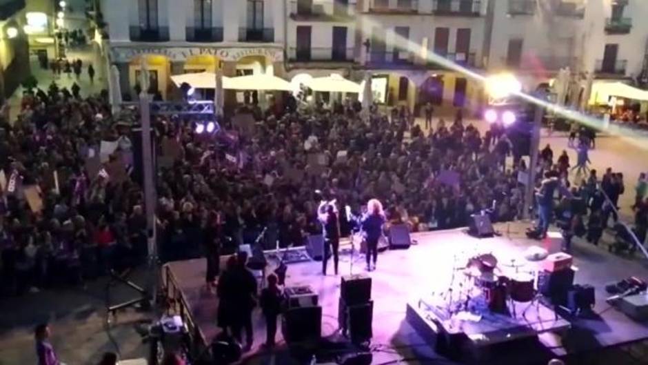 Miles de personas acuden a la manifestación feminista de Cáceres