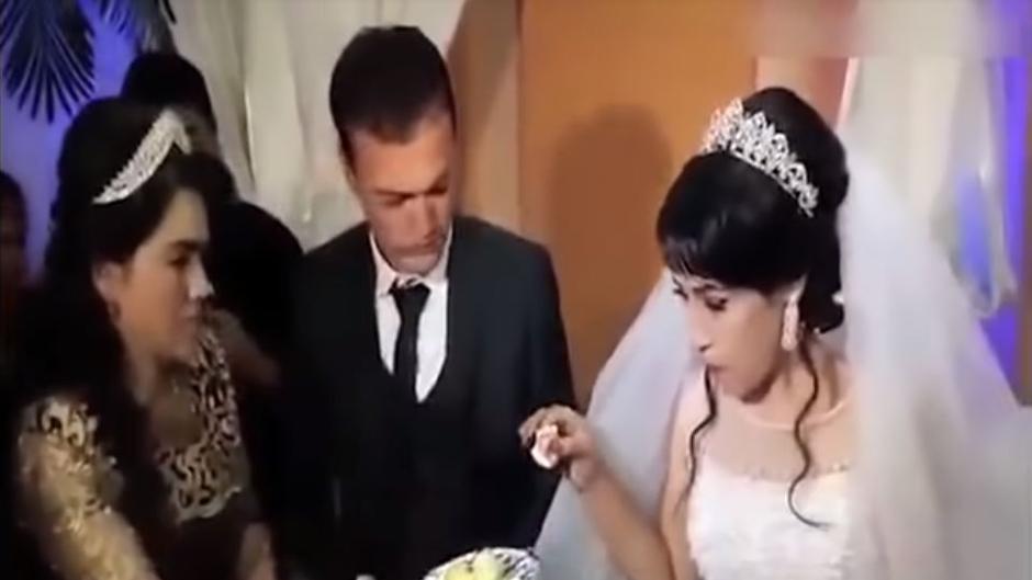 La reacción agresiva de un hombre cuando su novia le gasta una broma el día de su boda