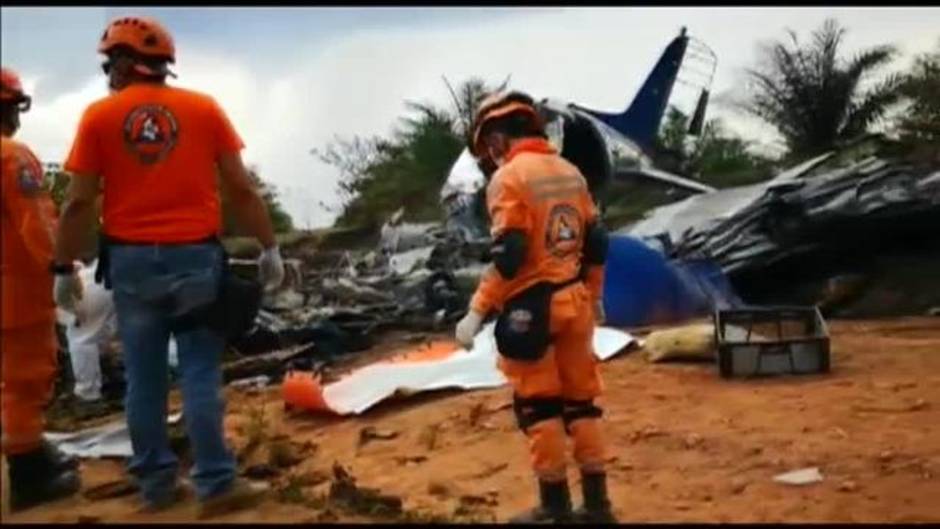 Mueren catorce personas al estrellarse una avioneta en Colombia