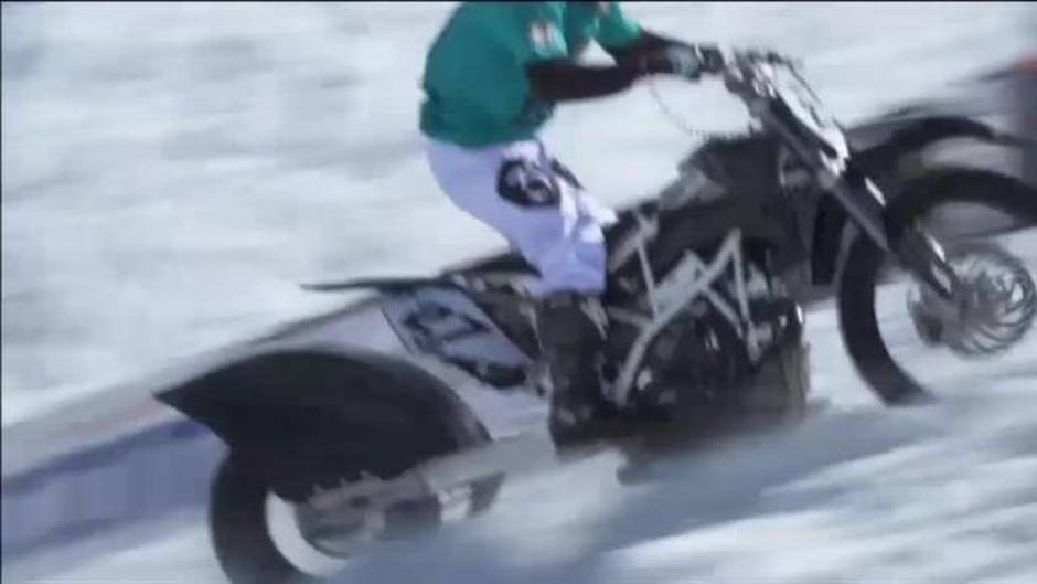 La arriesgada y espectacular competición de motos en las nevadas colinas de Italia