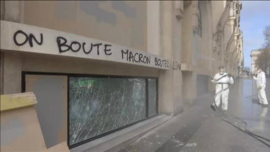 Macron prohíbe las protestas en los Elíseos tras la increíble devastación provocada por los 'chalecos amarillos'