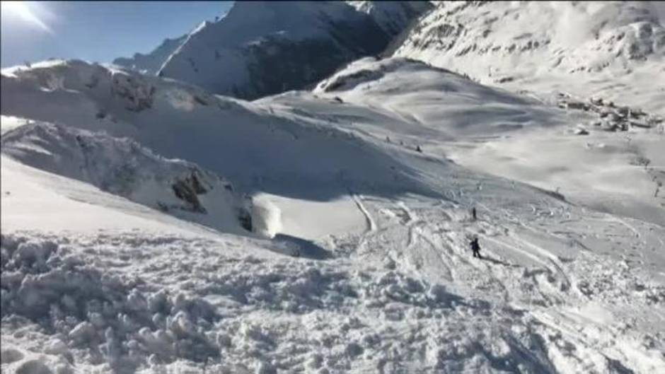 Esquiadores sorprendidos por una gran avalancha de nieve en los alpes austriacos