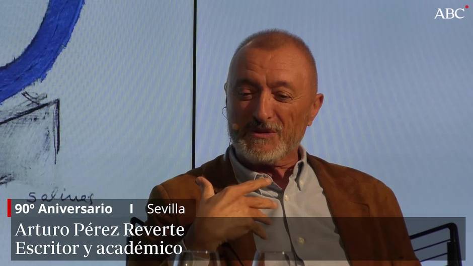 El escritor y periodista Arturo Pérez Reverte participa en los actos de conmemoración del 90 aniversario de ABC de Sevilla