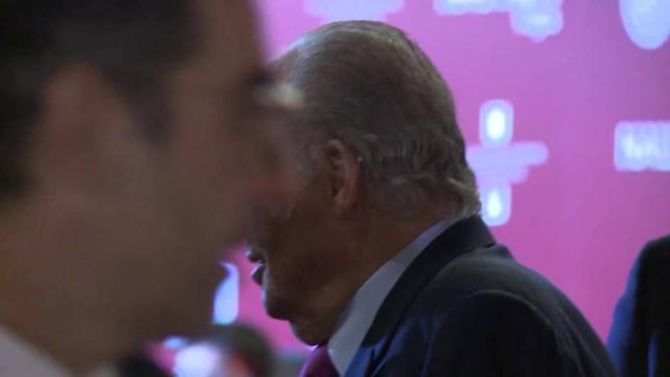 Juan Carlos I reaparece con un moratón en el ojo izquierdo