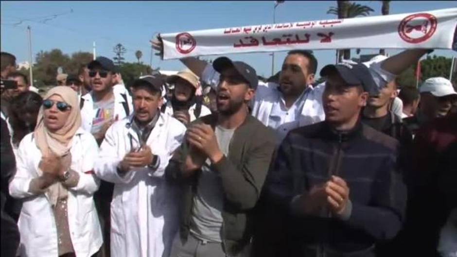 La Policía de Marruecos disuelve una manifestación de profesores con cañones de agua