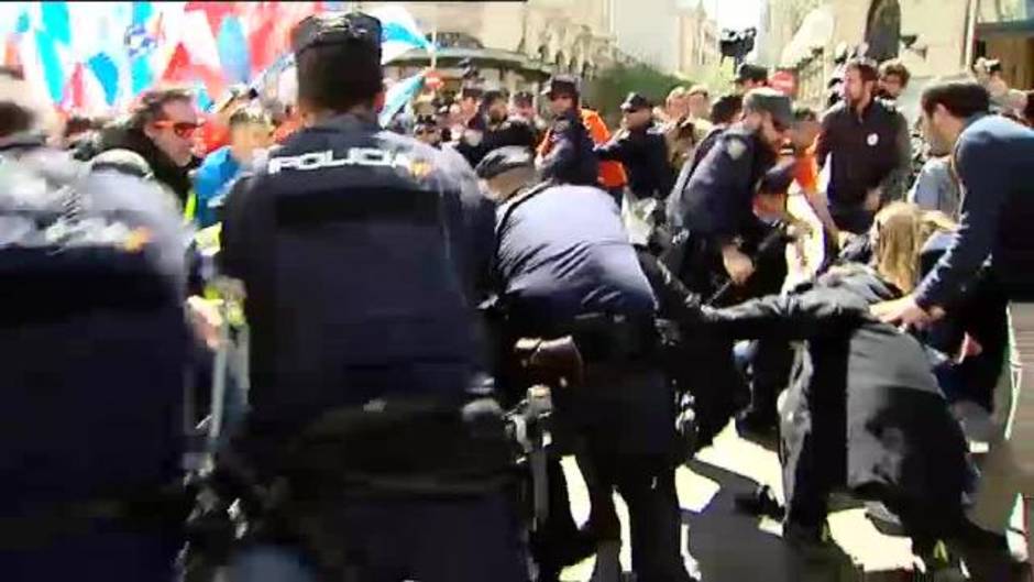 La Policía carga contra los trabajadores de Alcoa en la protesta en el Congreso