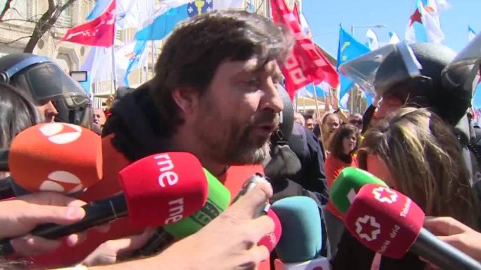 Tensión entre trabajadores de Alcoa y la Policía frente al Congreso