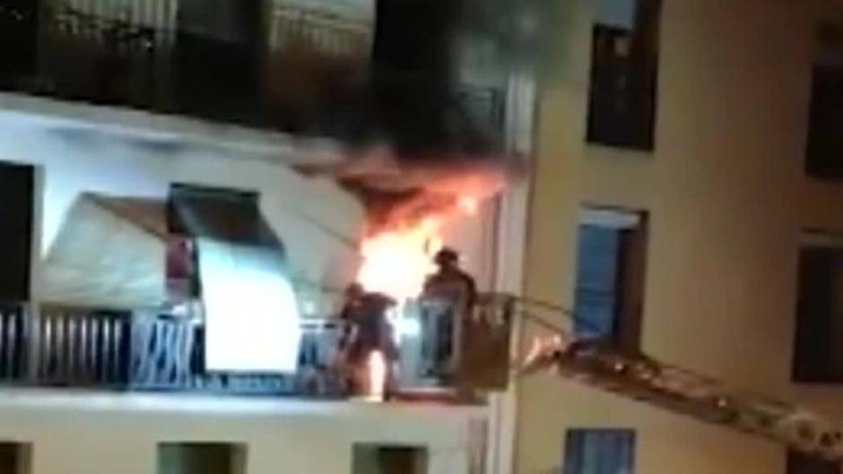 Rescatan a una mujer minutos segundos antes de que las llamas devoraran su piso