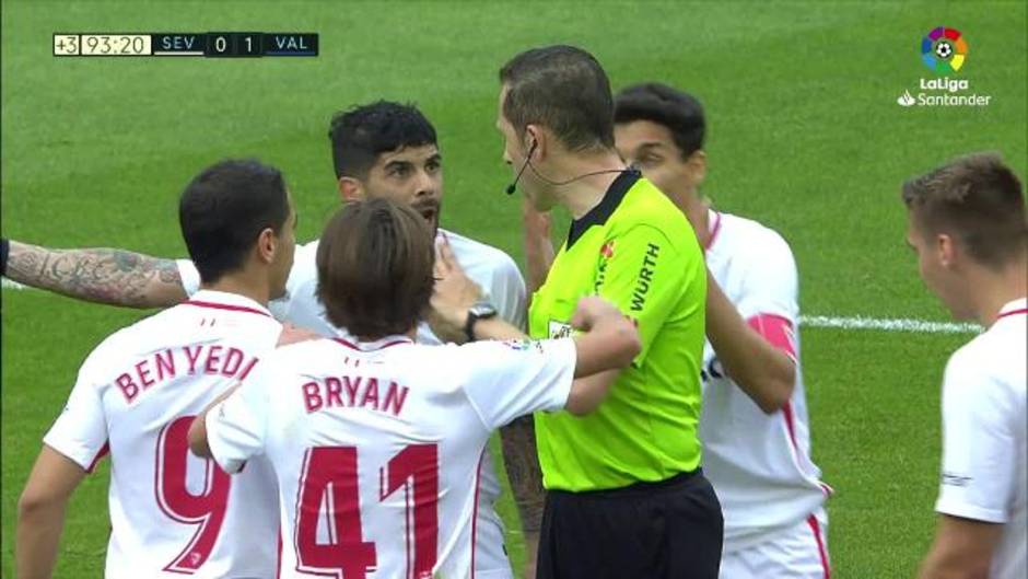 Posible penalti de Gayá sobre Gonalons en el Sevilla-Valencia