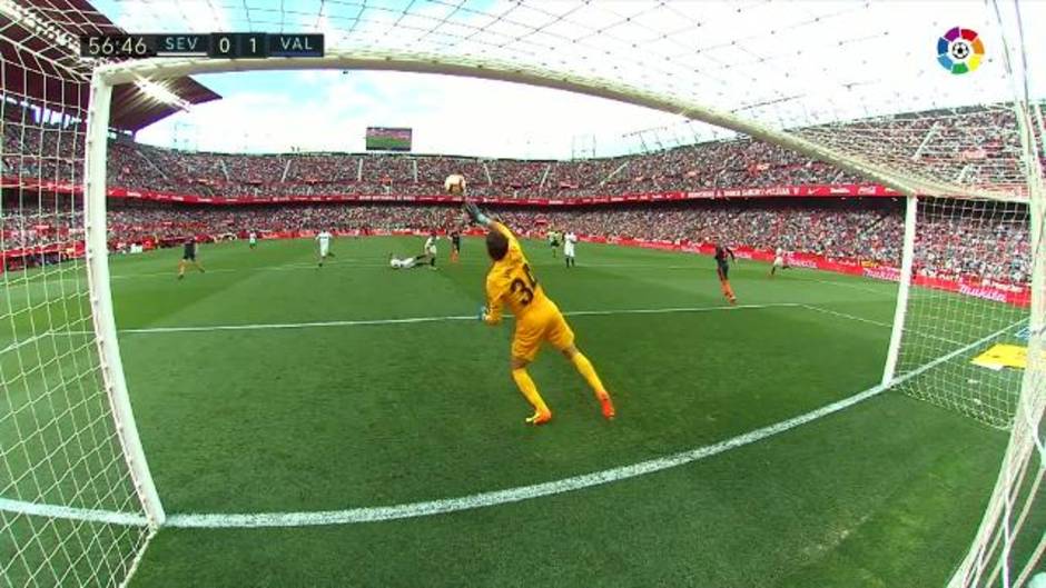 Remate al larguero de Gameiro en el Sevilla-Valencia