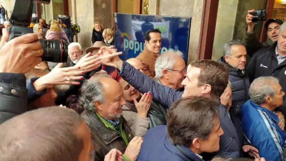 Casado cuelga el cartel de 'aforo completo' en Salamanca