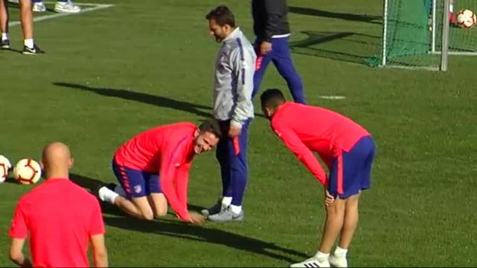 Diego Costa entrena en el gimnasio separado de sus compañeros