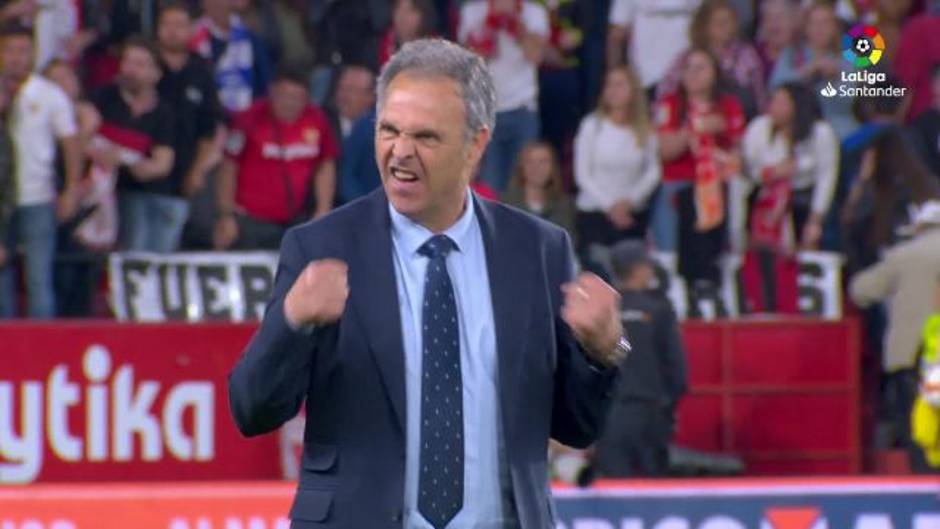 Celebración de los jugadores del Sevilla y Joaquín Caparrós tras la victoria en el derbi
