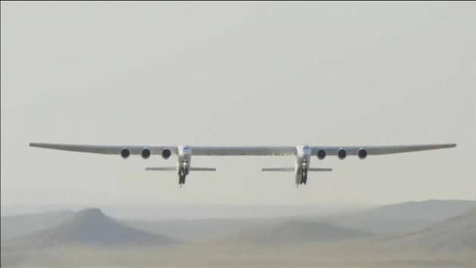 Stratolaunch, el avión más grande del mundo, realiza su primer vuelo