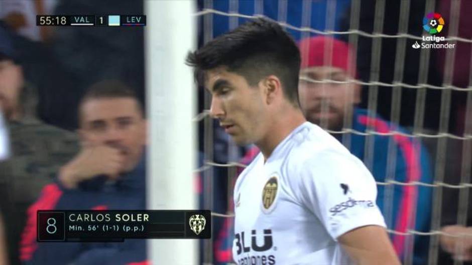 Gol de Carlos Soler en propia puerta (1-1) en el Valencia 3-1 Levante