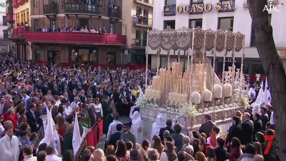 Máxima expectación en la céntrica calle Imagen para ver a Nuestra Señora de la Paz