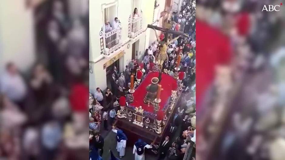 El Cristo de la Buena Muerte de la Hiniesta a su solemne paso por la céntrica calle Correduría