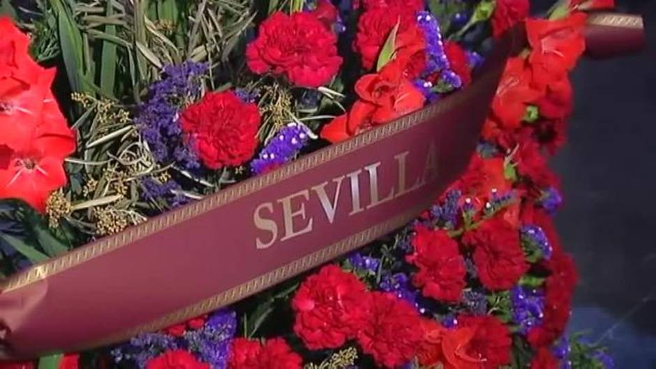 El Sevilla realiza su tradicional ofrenda floral a la virgen de Nuestra Señora del Rosario