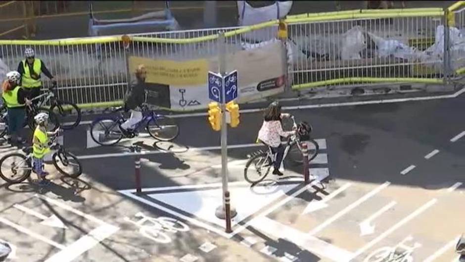 Caos circulatorio en una nueva rotonda para bicicletas en Barcelona