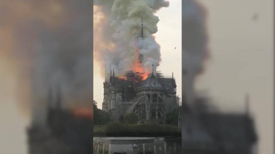 La Catedral de Notre Dame de París, envuelta en llamas