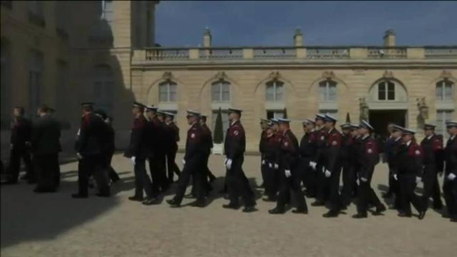 Los bomberos que salvaron Notre Dame, homenajeados en el Elíseo