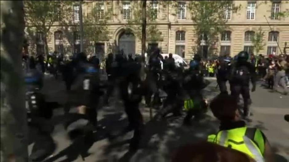 Los chalecos amarillos retoman en París las protestas contra Macron