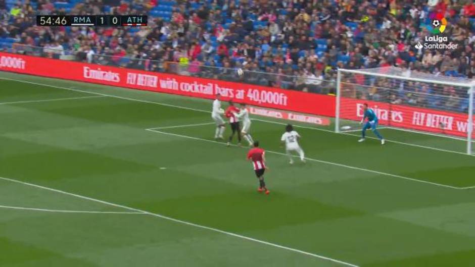 El arriesgado despeje de Marcelo con el hombro