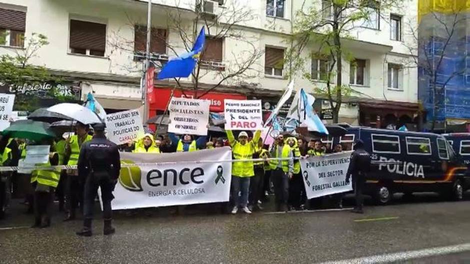 Trabajadores de Ence se manifiestan ante la sede del PSOE