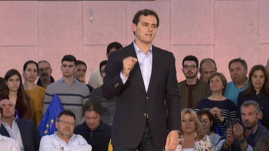 Rivera da la bienvenida en un acto en Valladolid a Soraya Rodríguez y Ángel Garrido