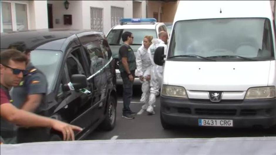 Hacen un registro con el presunto asesino de su familia en Tenerife