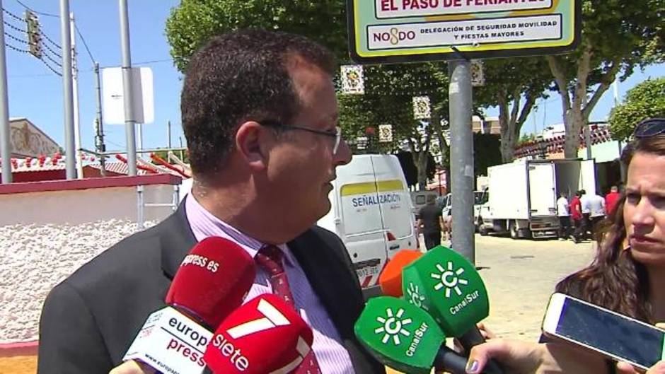 Feria de Sevilla estrena señales de tráfico con una flamenca