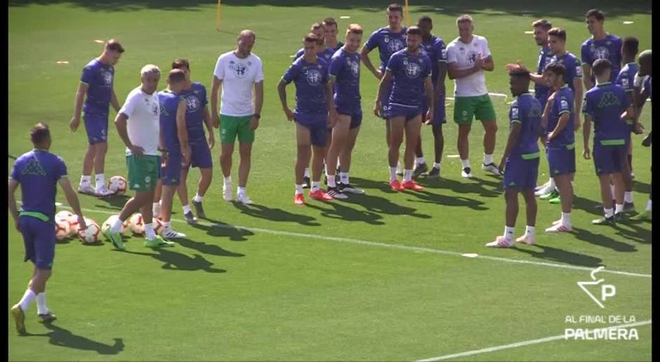 El aplauso y el pasillo a Joaquín en el entrenamiento del Real Betis