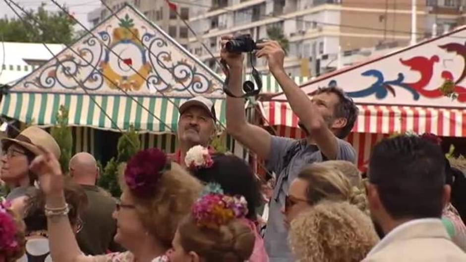 Sevilla se llena de turistas con ganas de fiesta y sevillanas