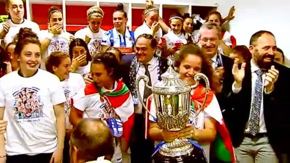 Alegría entre las jugadoras de la Real después de ganar la Copa de la Reina