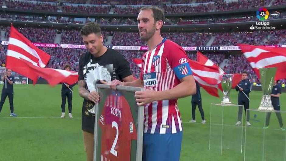 Homenaje a Godín tras el Atlético 1-1 Sevilla