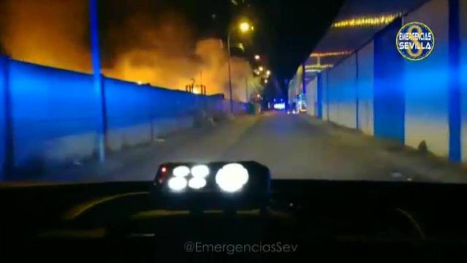 Un aparatoso incendio ha devorado una nave de reciclaje en Dos Hermanas, en Sevilla