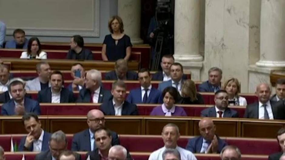 Zelenski toma posesión en Ucrania y disuelve el Parlamento