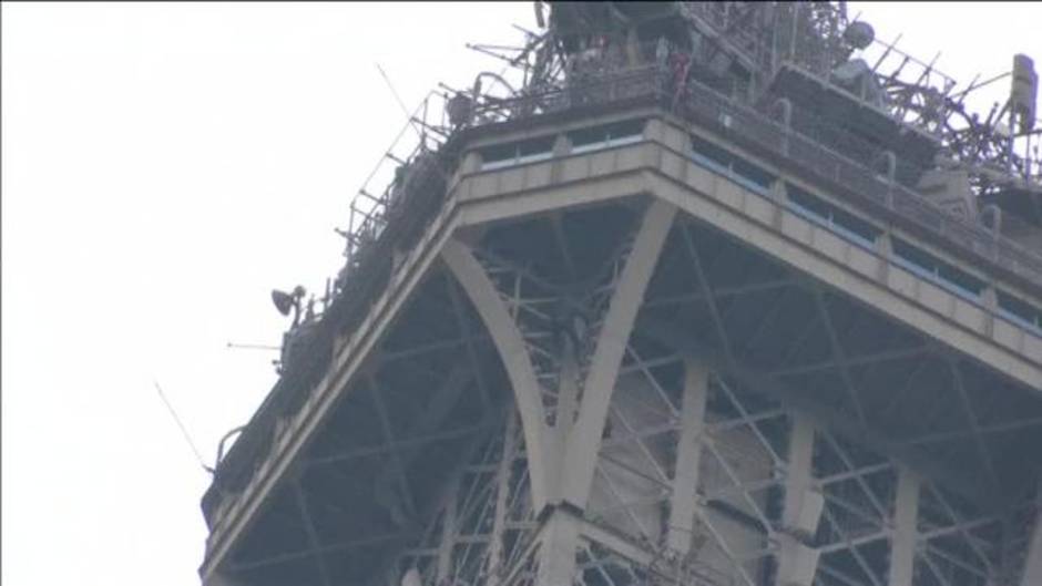 Cierran la Torre Eiffel por la presencia de un hombre escalando el monumento