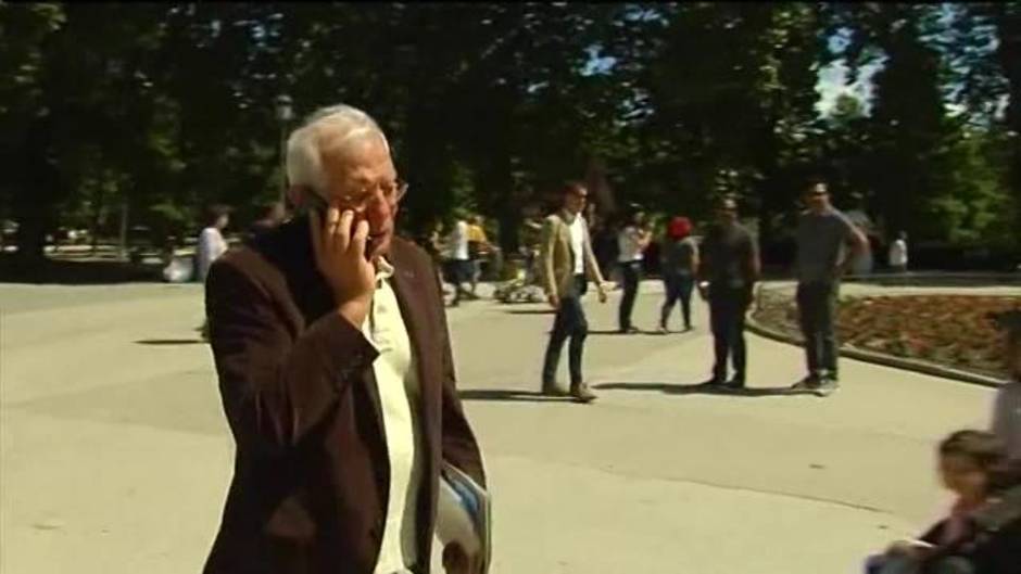 Borrell afronta la jornada de reflexión paseando por el Retiro