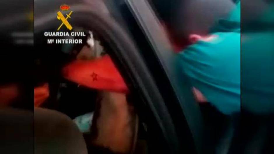 La Guardia Civil rescata a cuatro inmigrantes ocultos en dobles fondos de vehículos