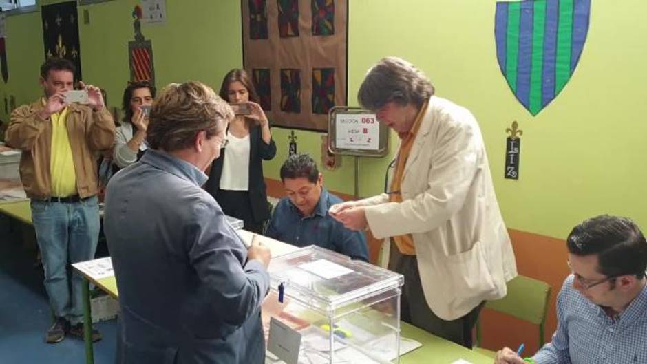 Martínez-Almeida acude a votar