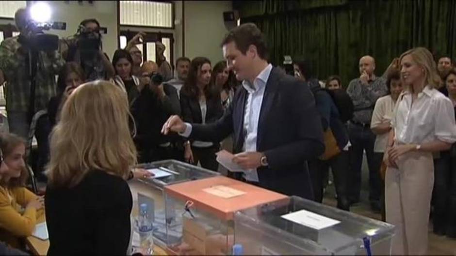 Casado ejerce su derecho al voto acompañado de Díaz Ayuso y Martínez-Almeida