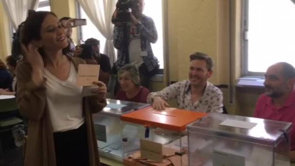 Díaz Ayuso acude a votar en sus primeras elecciones como candidata