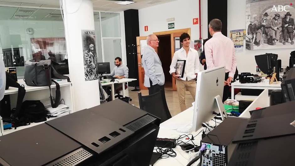 El diestro sevillano Pablo Aguado visita ABC de Sevilla para recoger la portada de la Puerta del Principe