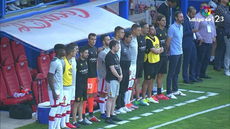 Minuto de silencio en el Francisco de la Hera de Almendralejo